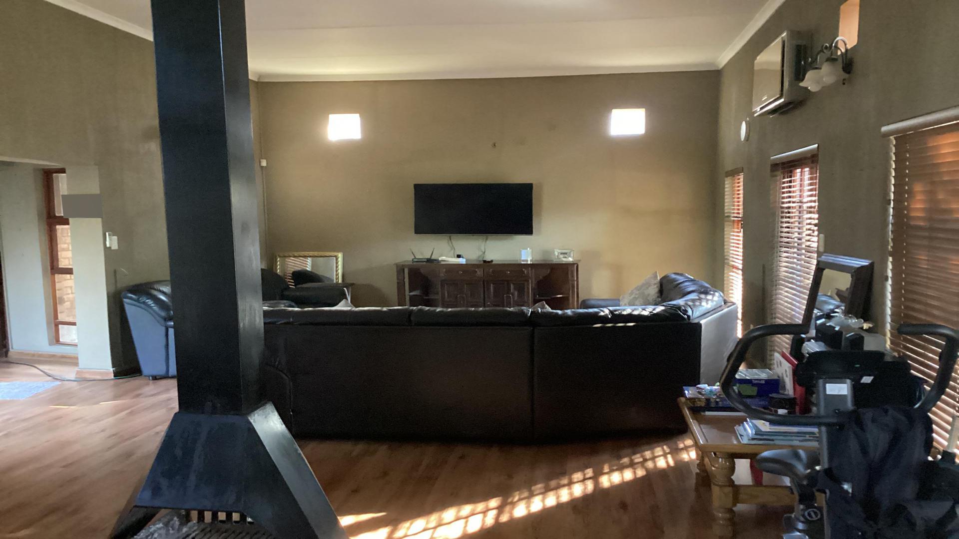 Lounges of property in Baysvalley