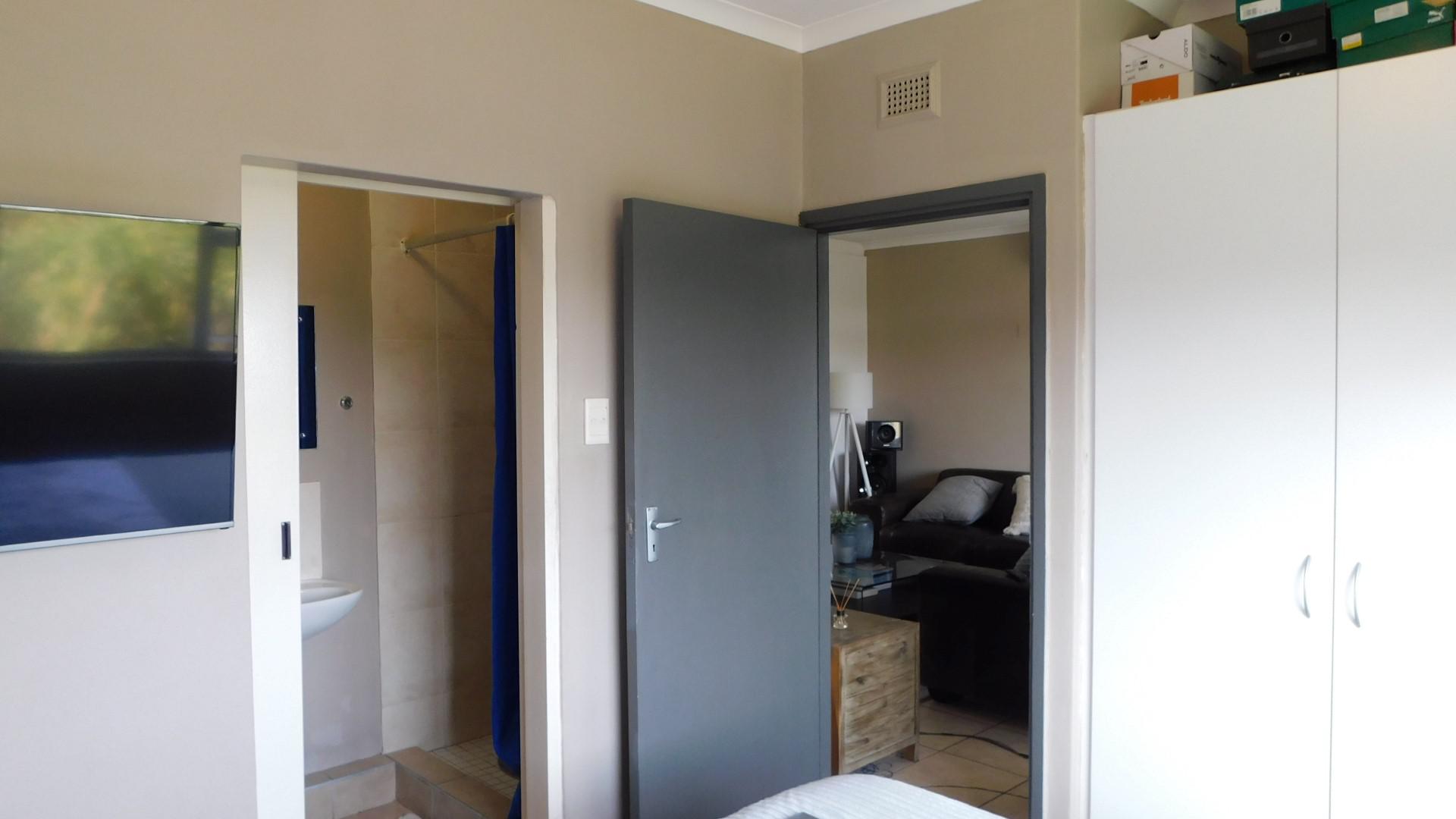 Main Bedroom - 11 square meters of property in Effingham Heights