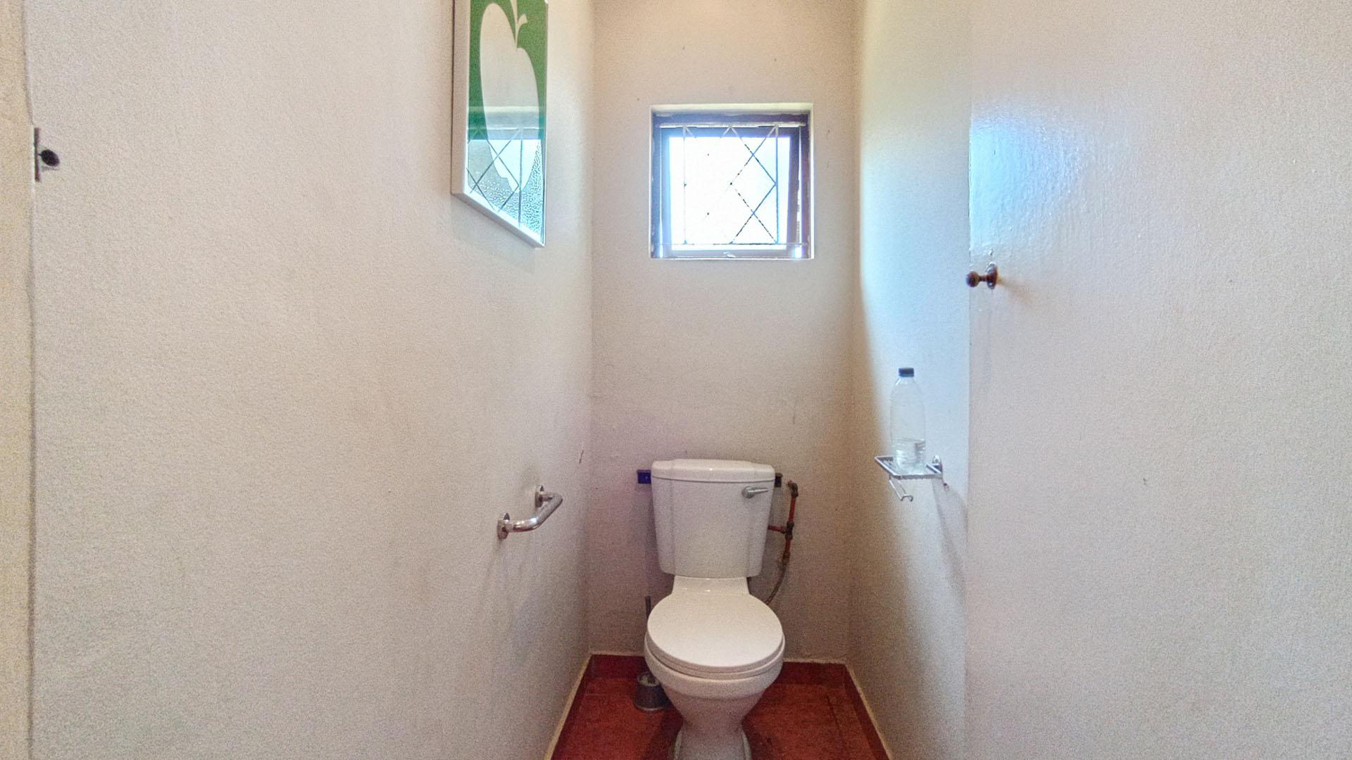 Guest Toilet - 3 square meters of property in Palm Beach