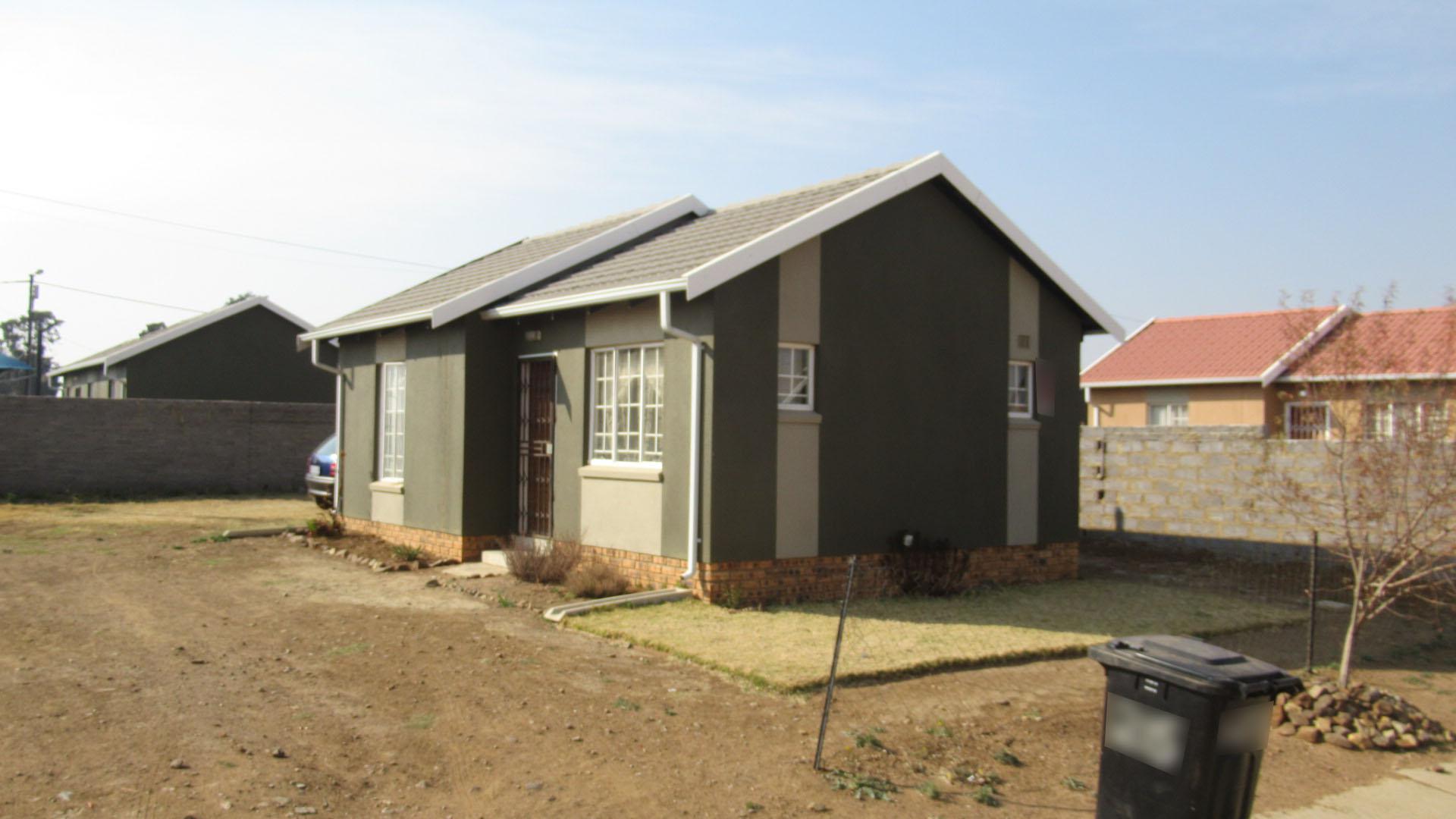Front View of property in Savanna City