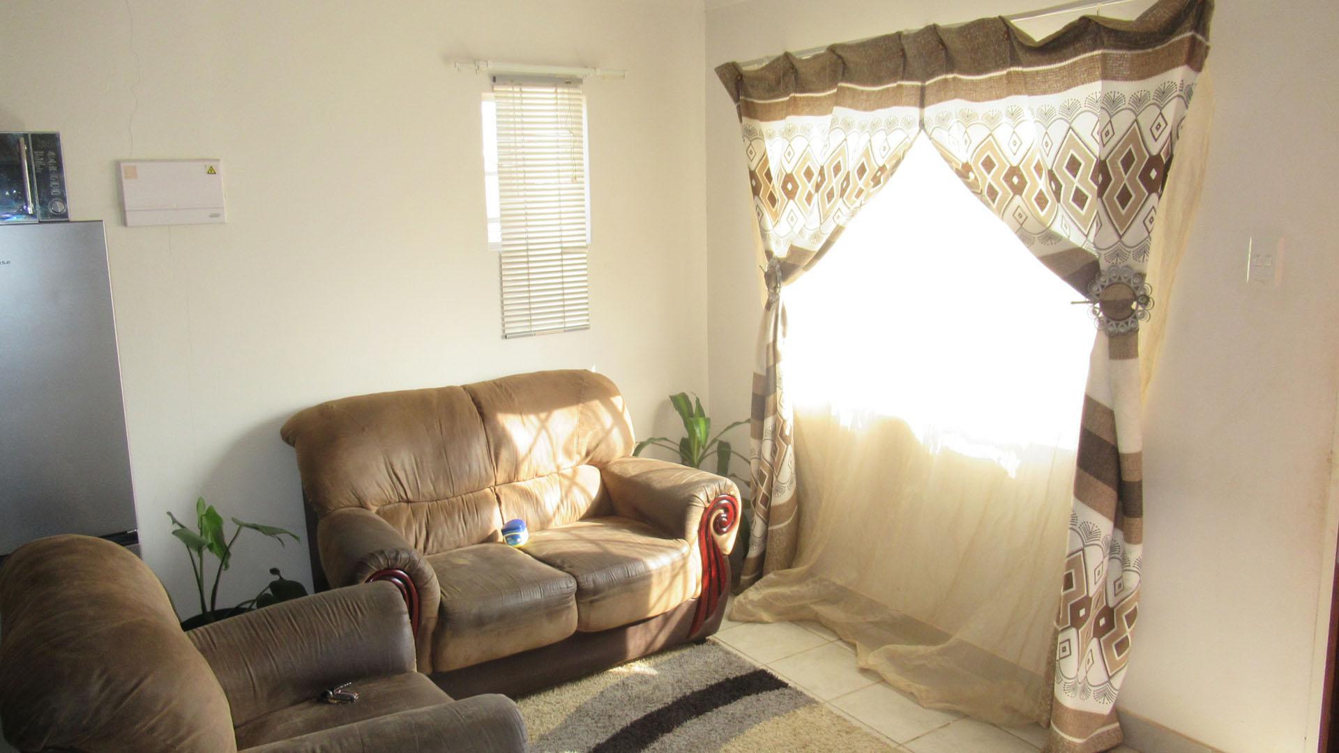 Lounges - 13 square meters of property in Savanna City