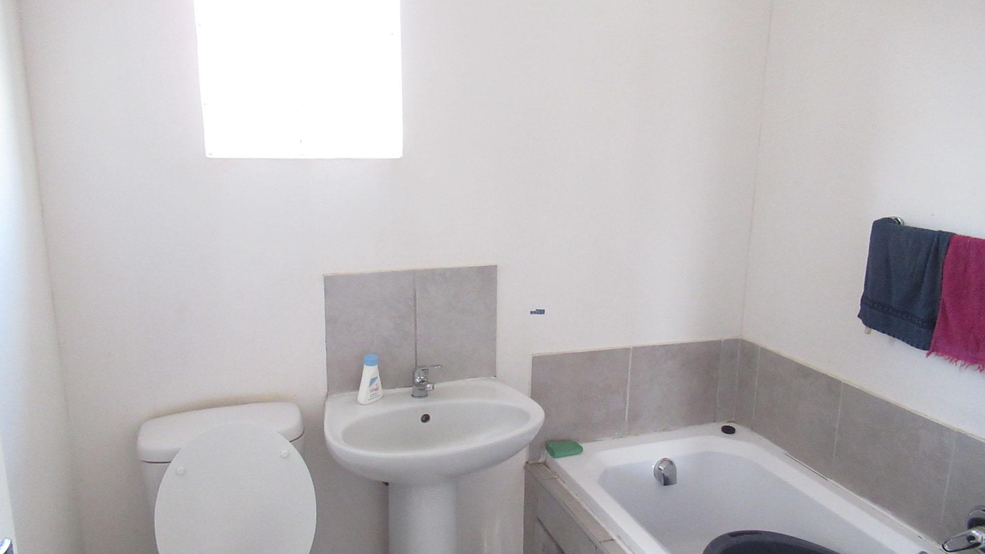 Bathroom 1 - 4 square meters of property in Savanna City