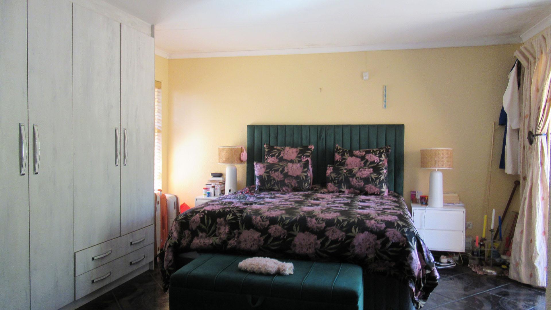 Main Bedroom - 27 square meters of property in Naturena