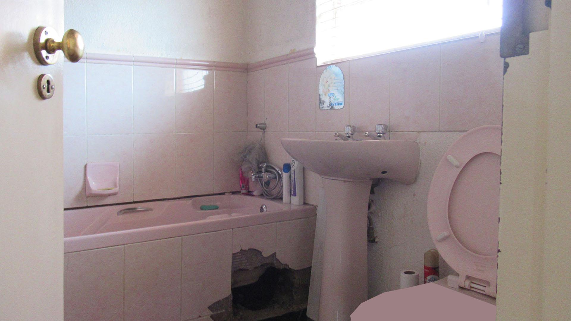 Main Bathroom - 5 square meters of property in Naturena