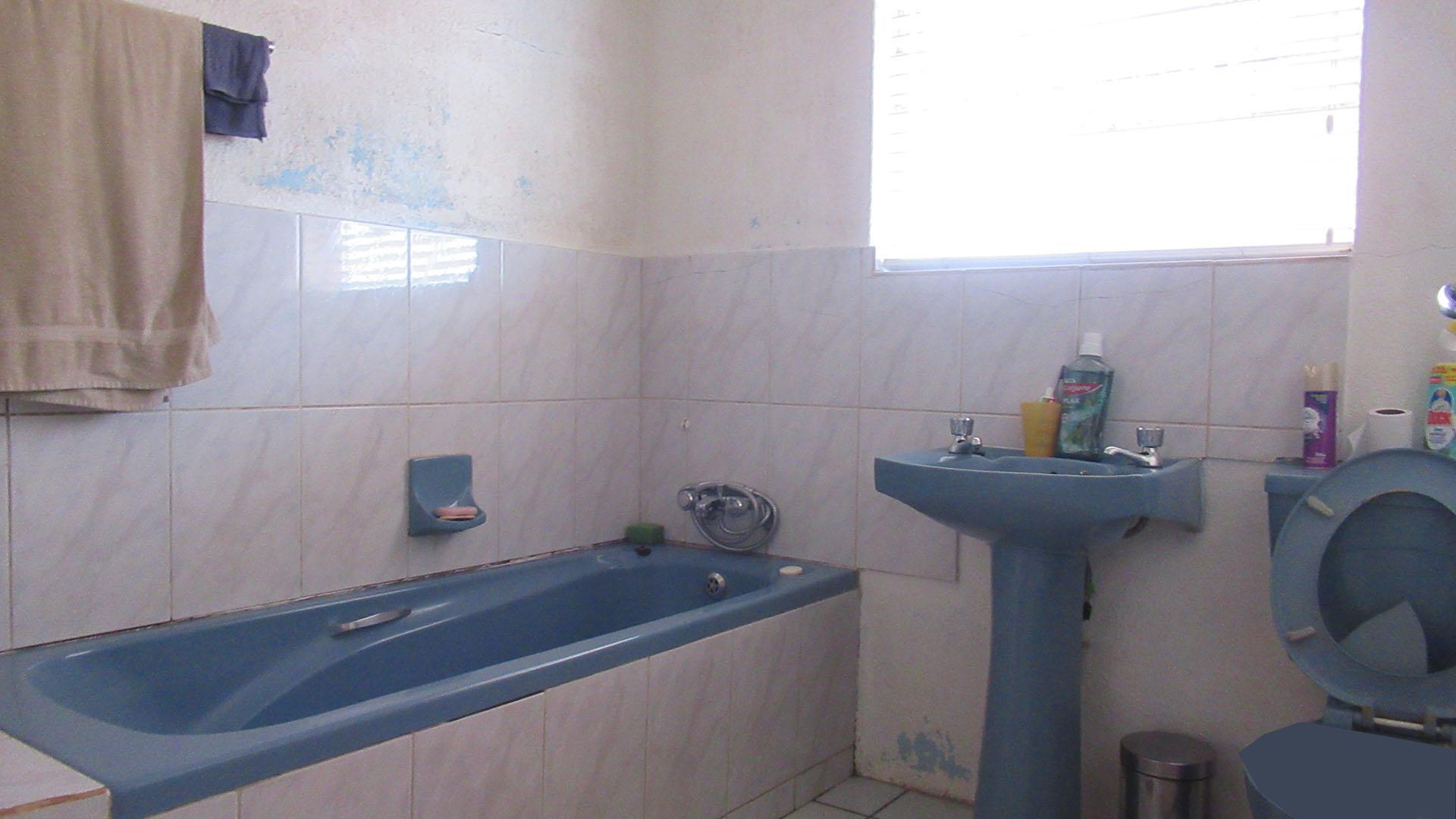 Bathroom 1 - 6 square meters of property in Naturena
