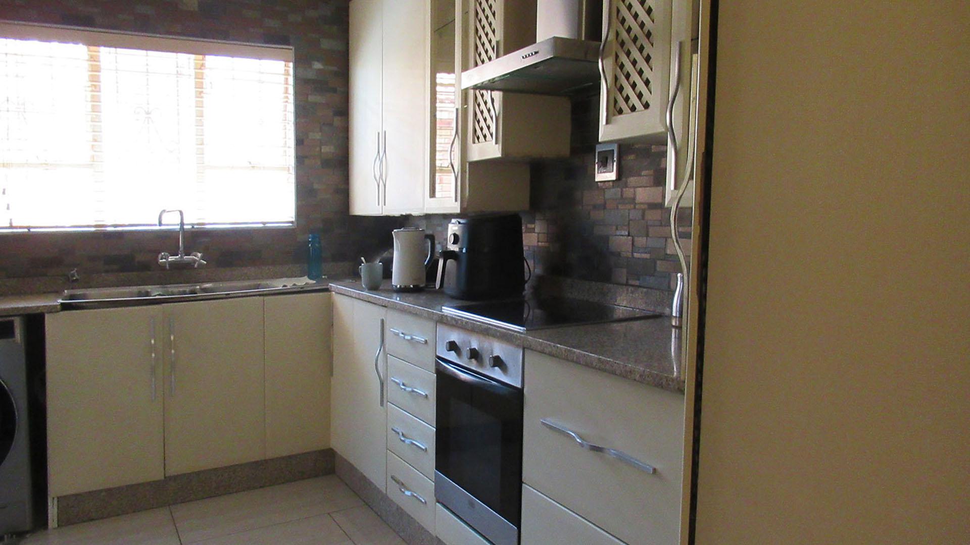 Kitchen - 11 square meters of property in Naturena