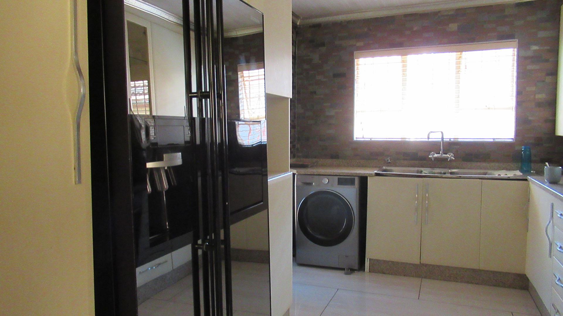 Kitchen - 11 square meters of property in Naturena