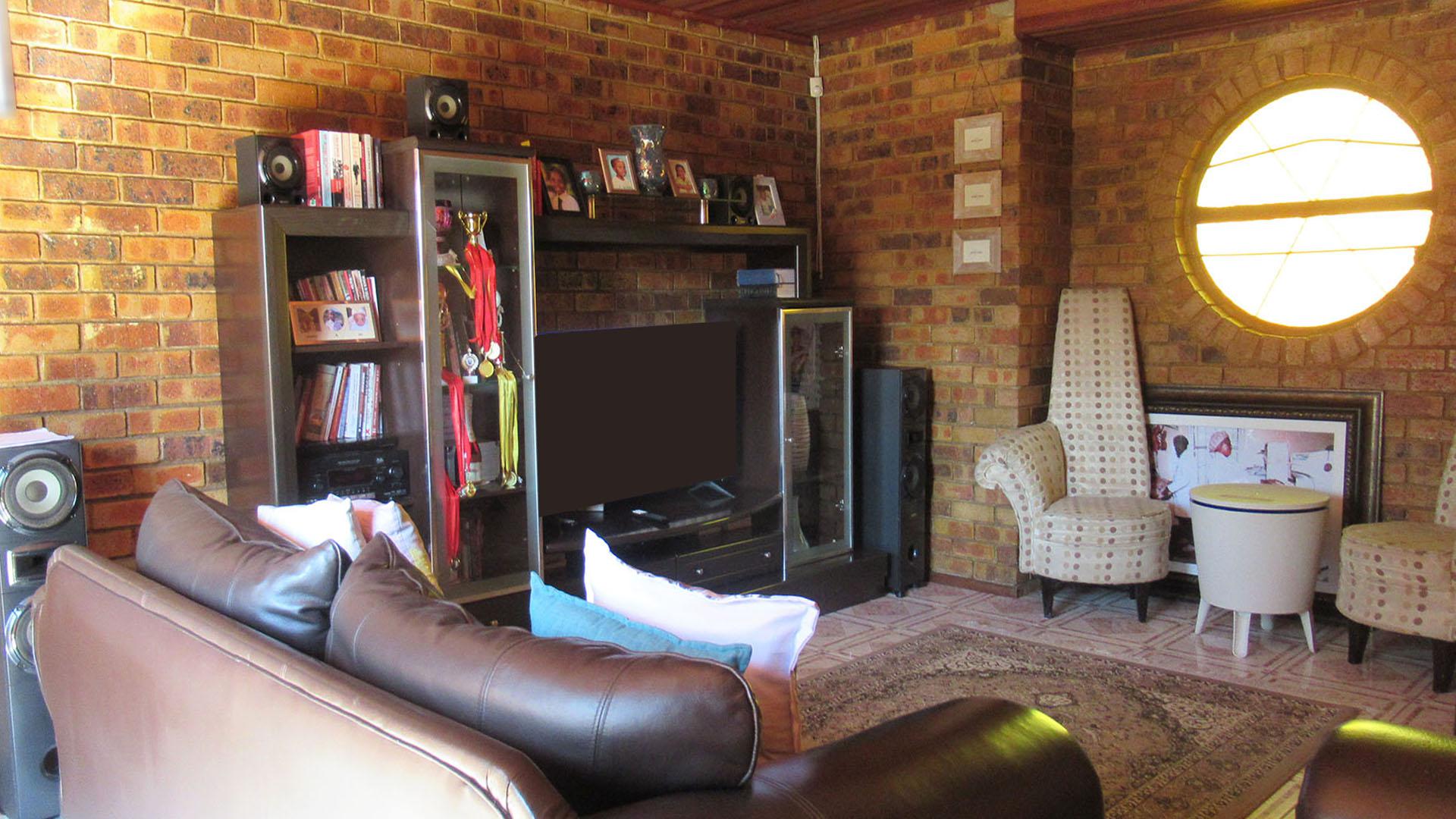 Lounges - 43 square meters of property in Naturena