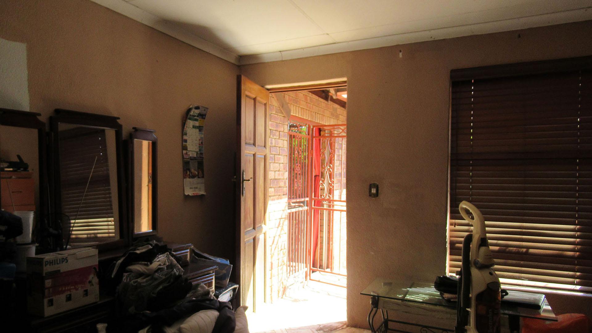 Bed Room 1 - 19 square meters of property in Naturena