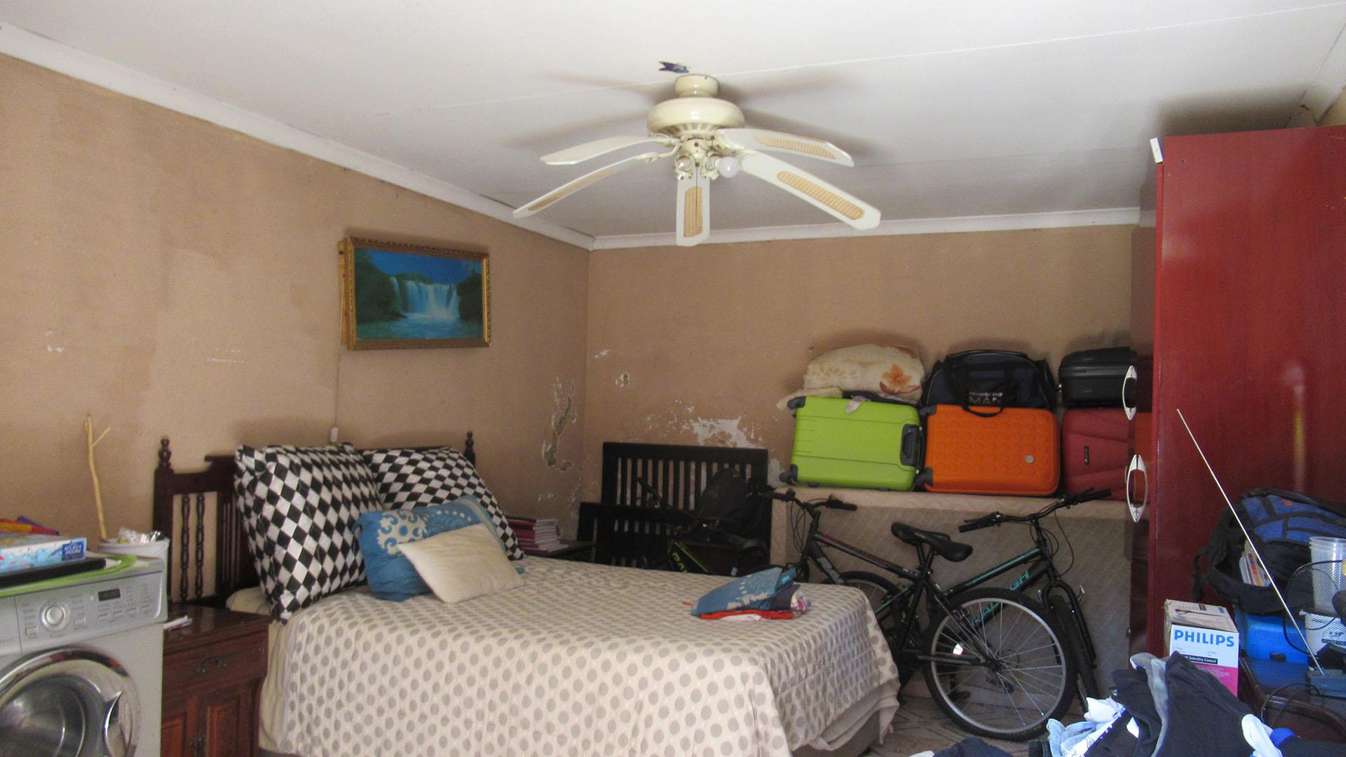 Bed Room 1 - 19 square meters of property in Naturena