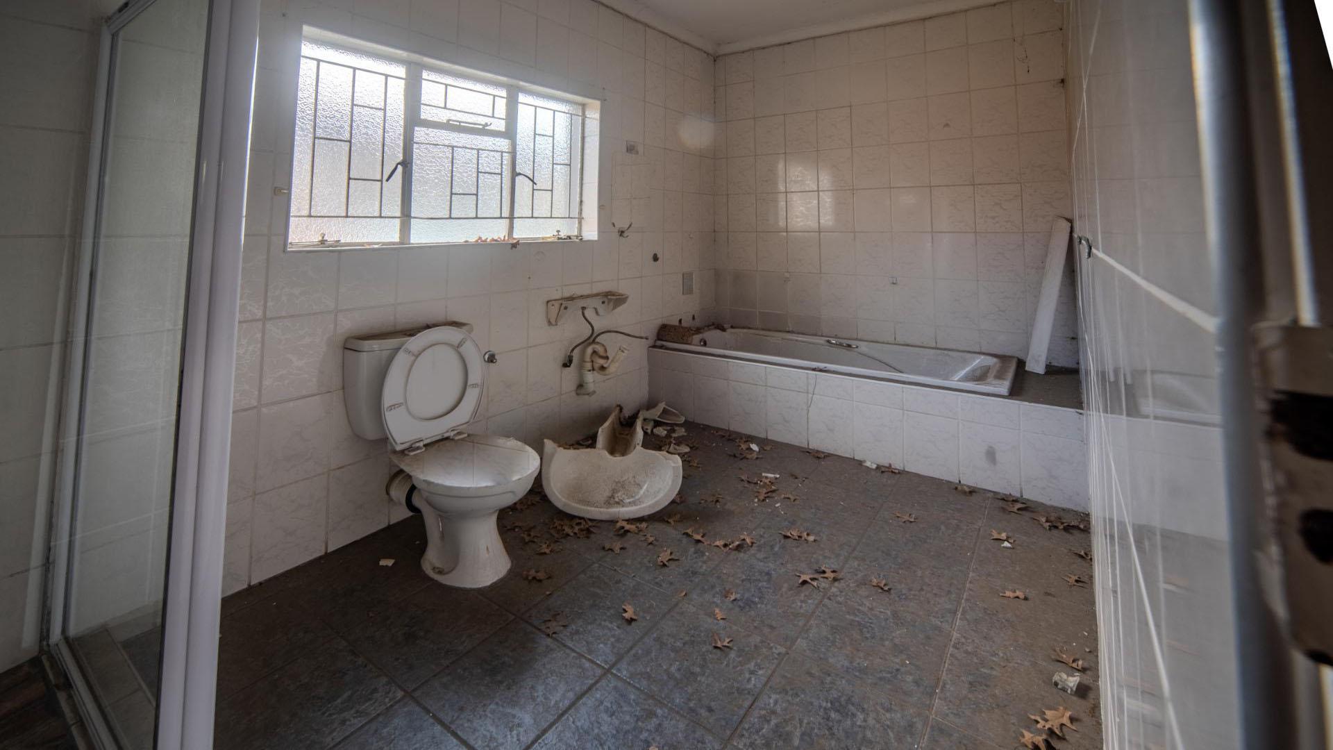 Bathroom 3+ of property in Standerton