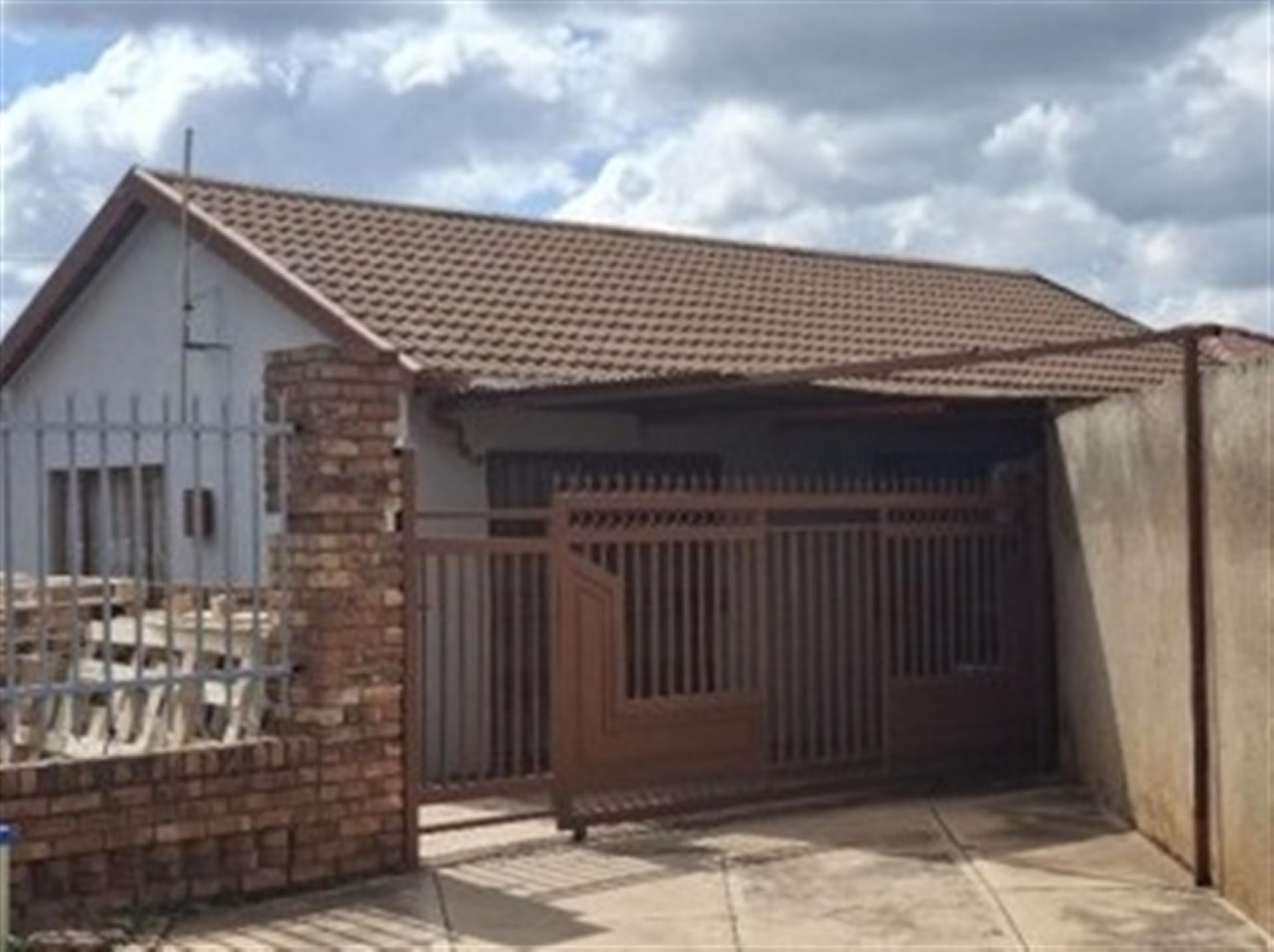 Front View of property in Mahube Valley