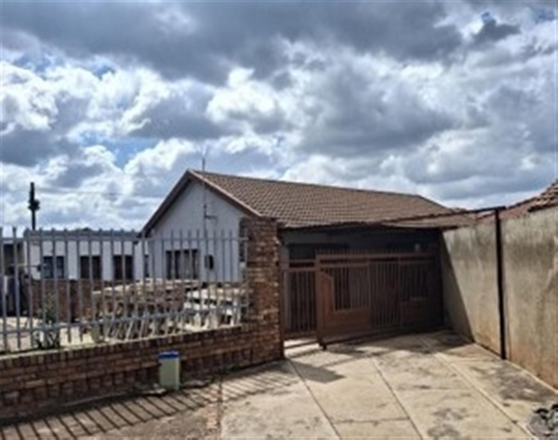 Front View of property in Mahube Valley