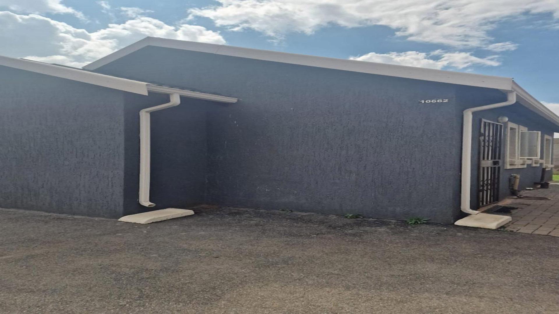 Front View of property in Mayfield