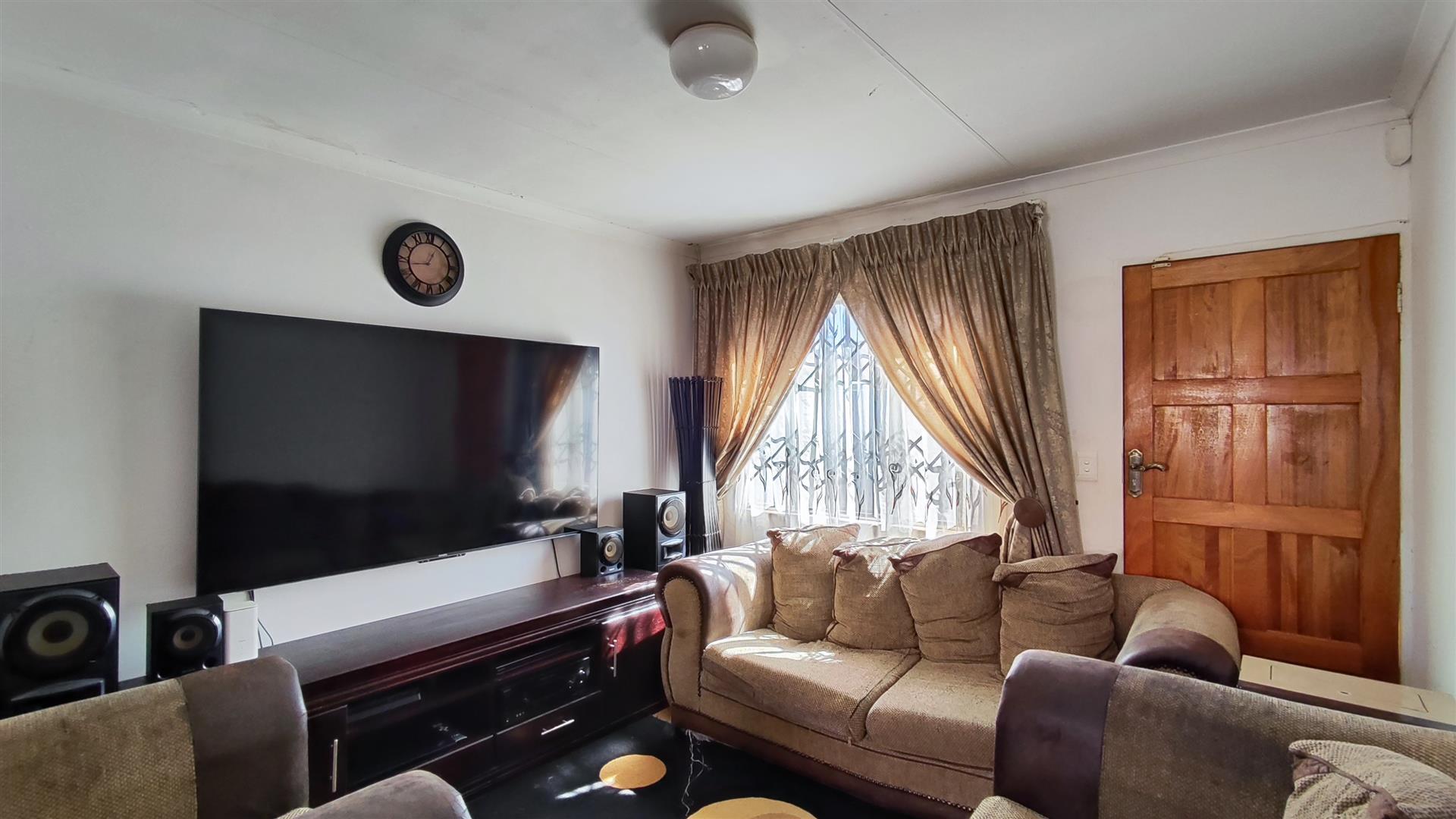 Lounges - 13 square meters of property in Mayfield