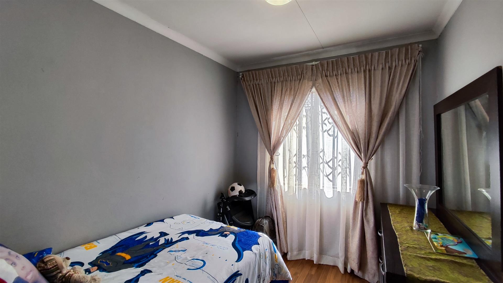 Bed Room 1 - 8 square meters of property in Mayfield