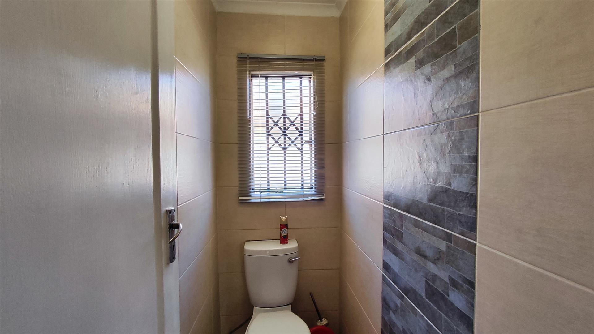 Bathroom 1 - 6 square meters of property in Mayfield