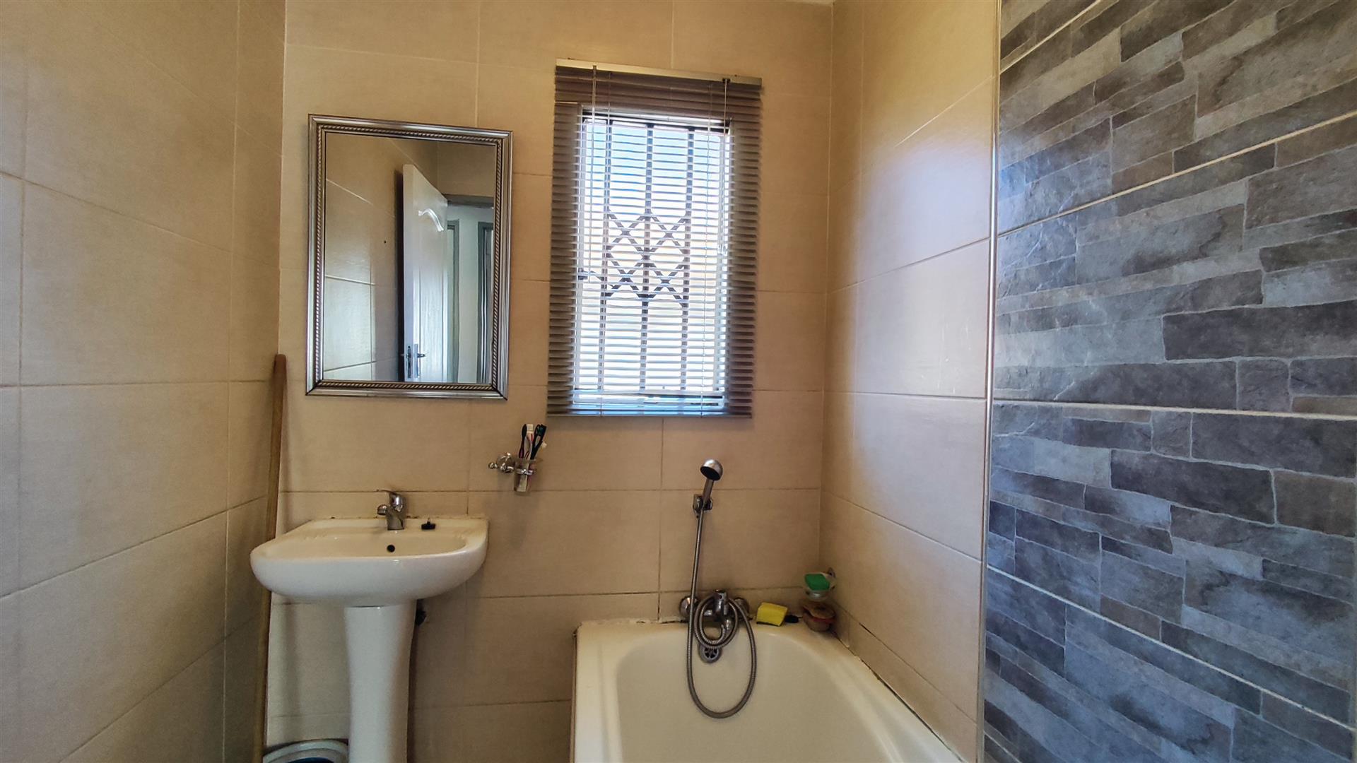 Bathroom 1 - 6 square meters of property in Mayfield