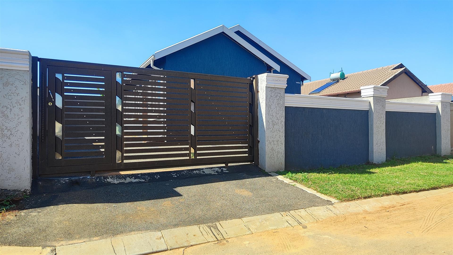 Front View of property in Mayfield