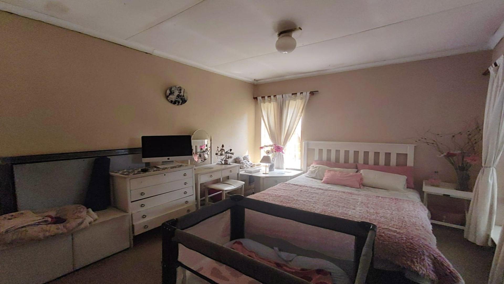 Bed Room 1 of property in Sunair Park