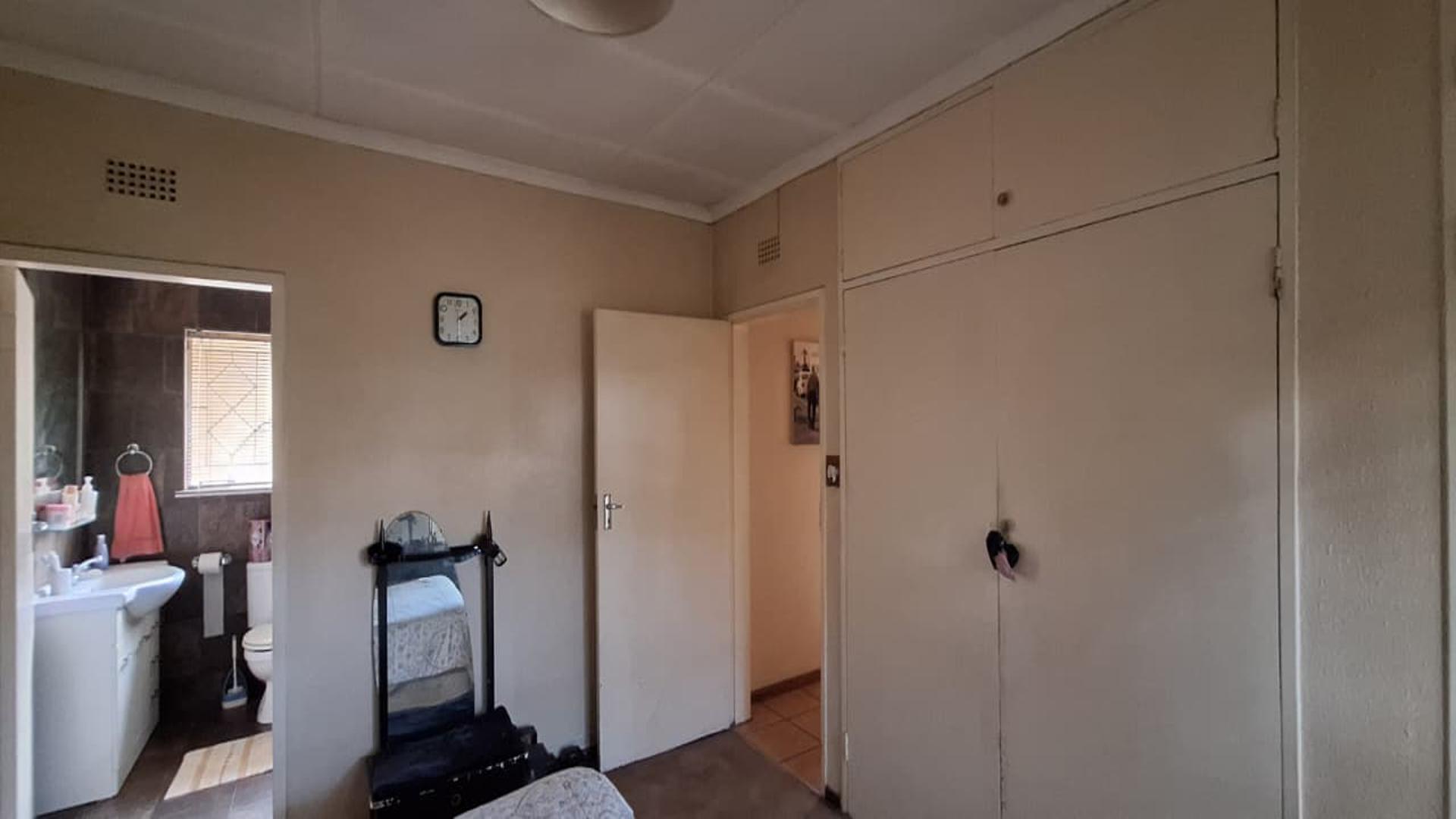 Main Bedroom - 19 square meters of property in Sunair Park