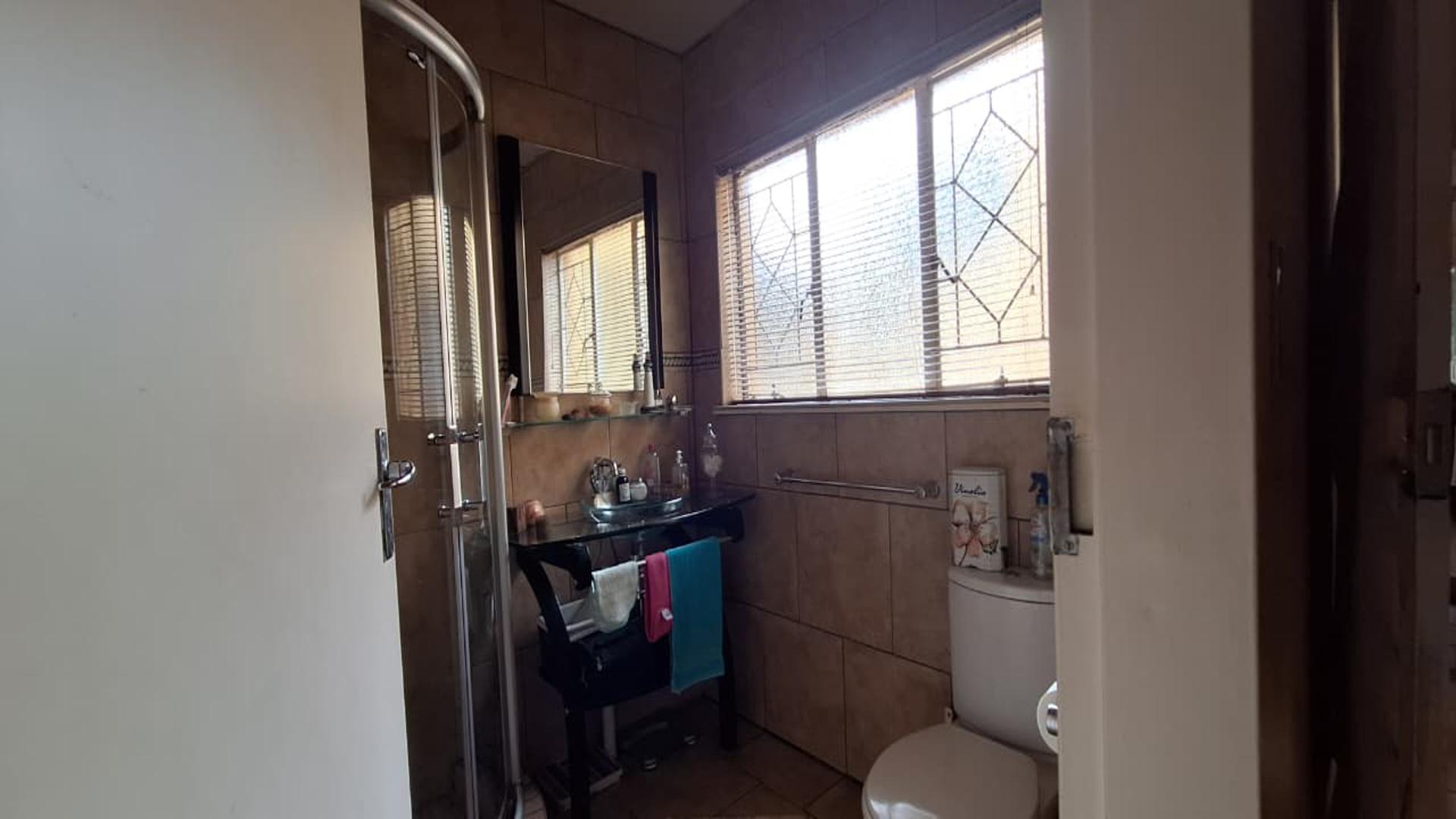 Bathroom 1 - 5 square meters of property in Sunair Park