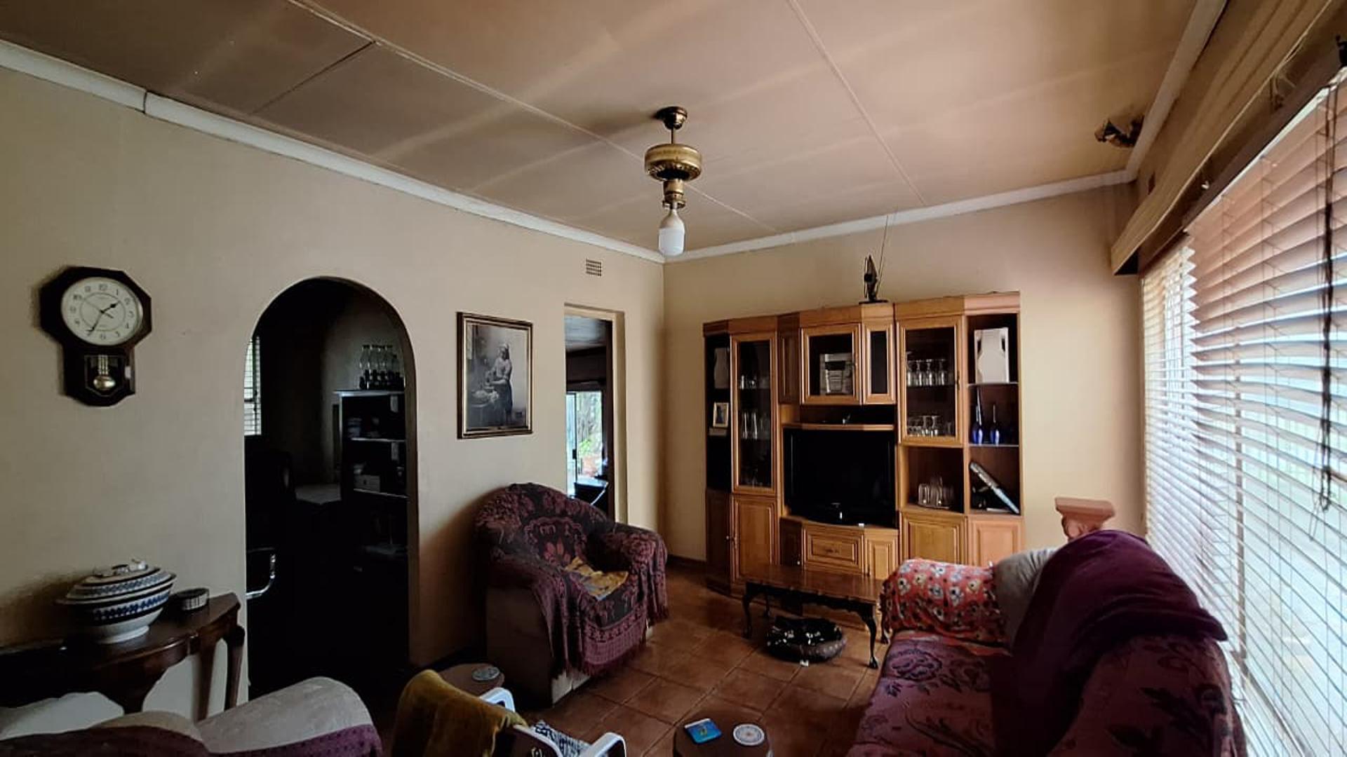 Lounges - 23 square meters of property in Sunair Park