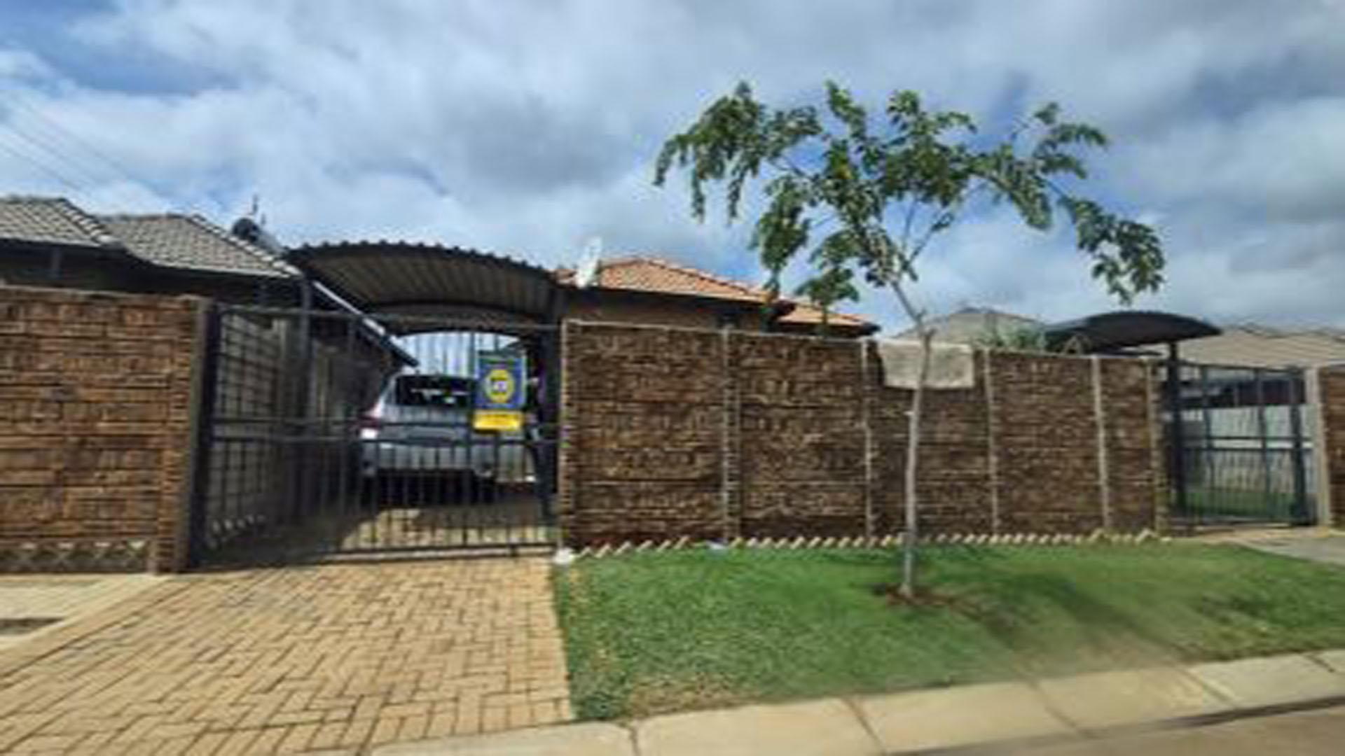 Front View of property in Protea Glen