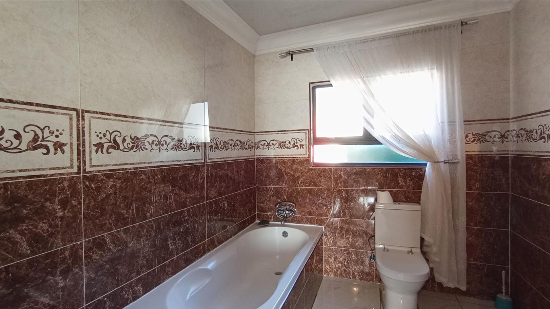 Bathroom 1 - 7 square meters of property in Aerorand