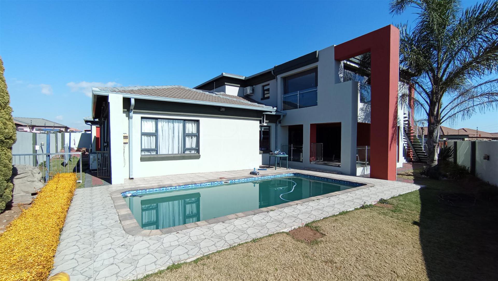 Backyard of property in Aerorand