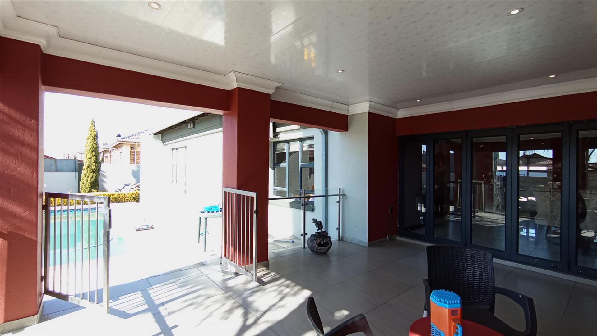 Patio of property in Aerorand