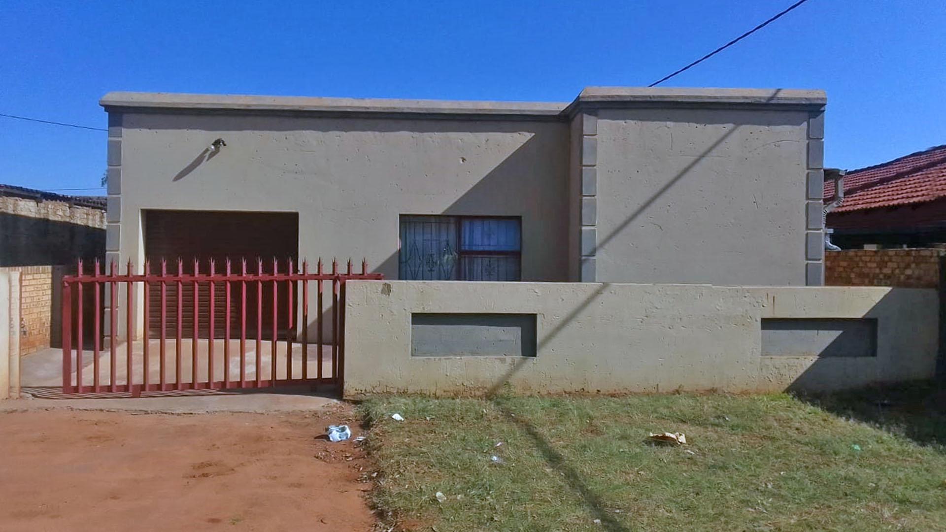 Front View of property in Middelburg - MP