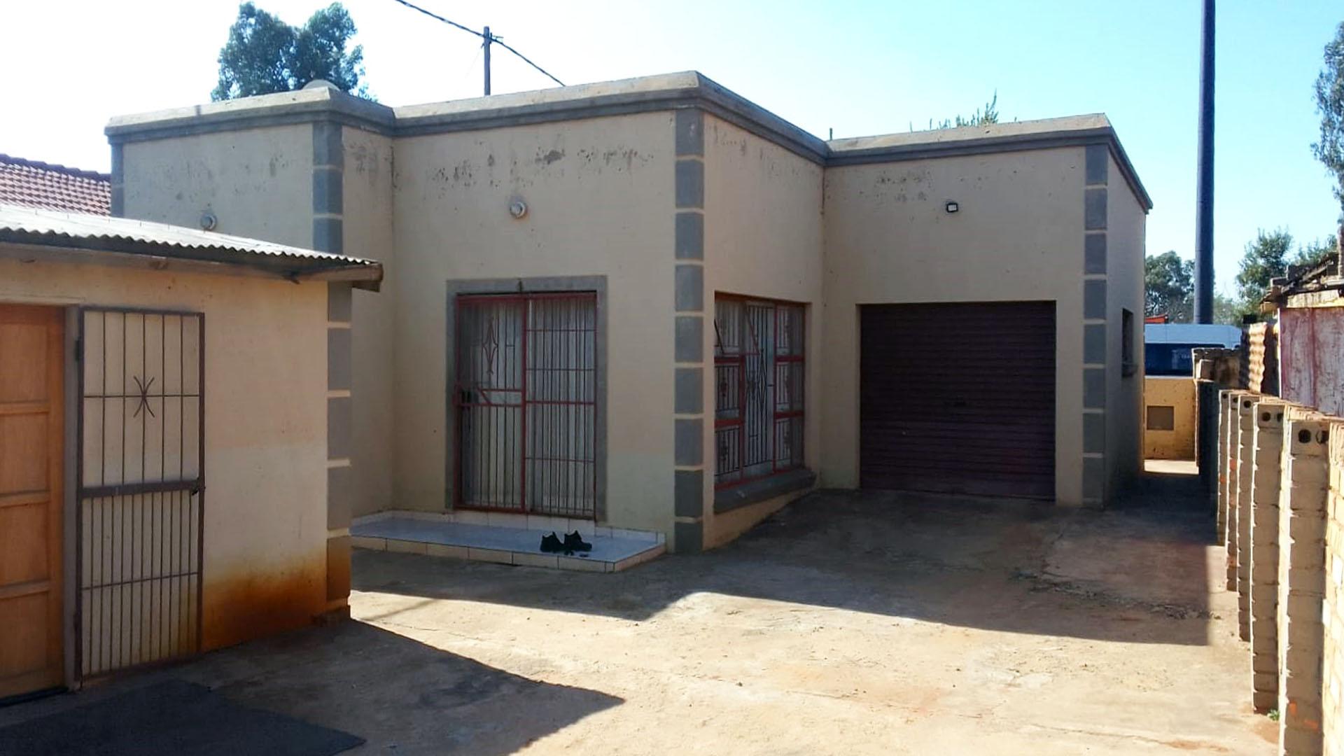 Front View of property in Middelburg - MP