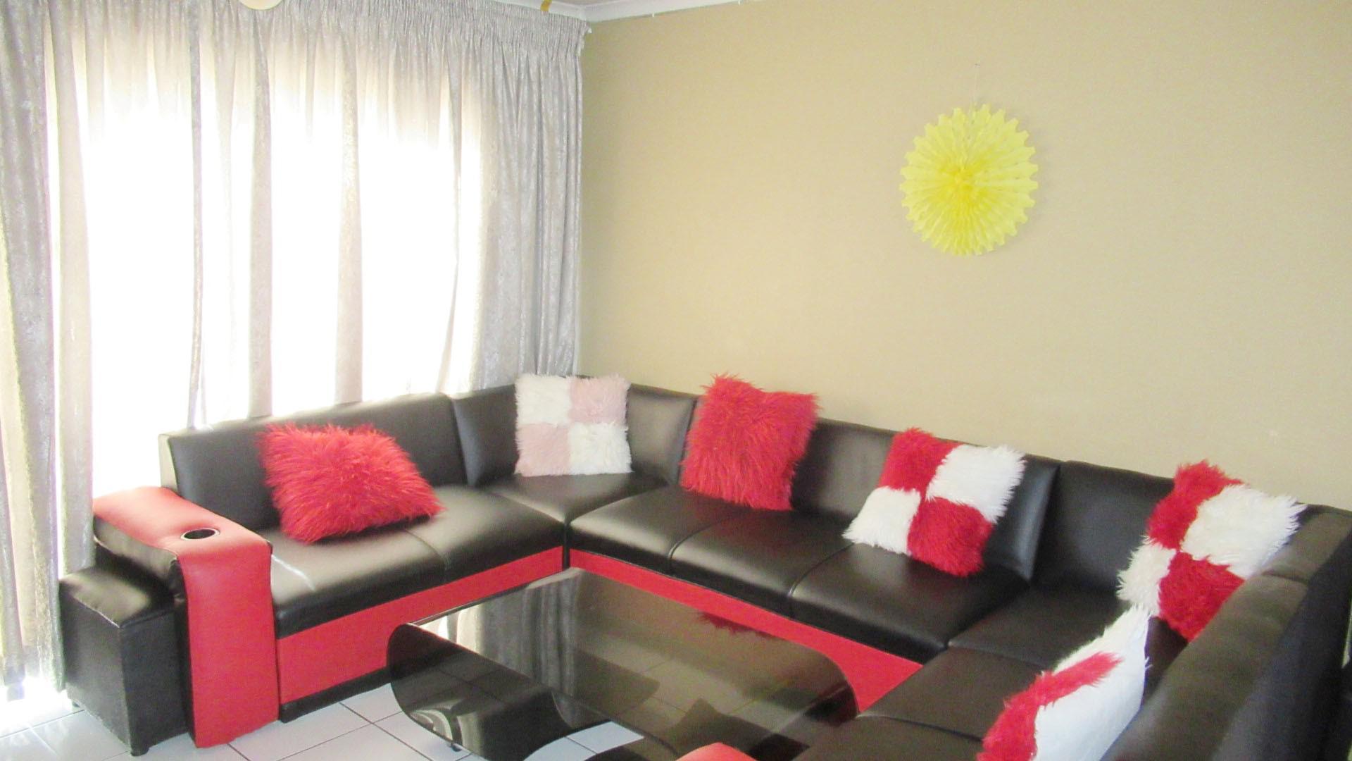 Lounges - 13 square meters of property in Kleinfontein