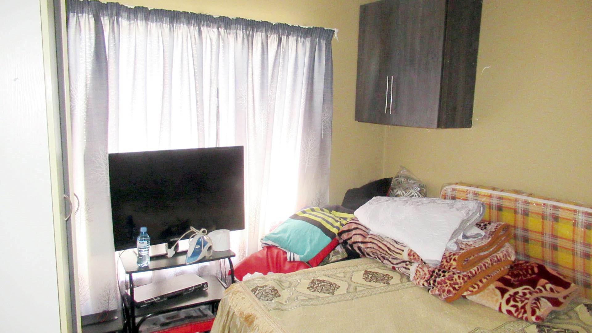 Bed Room 1 - 8 square meters of property in Kleinfontein