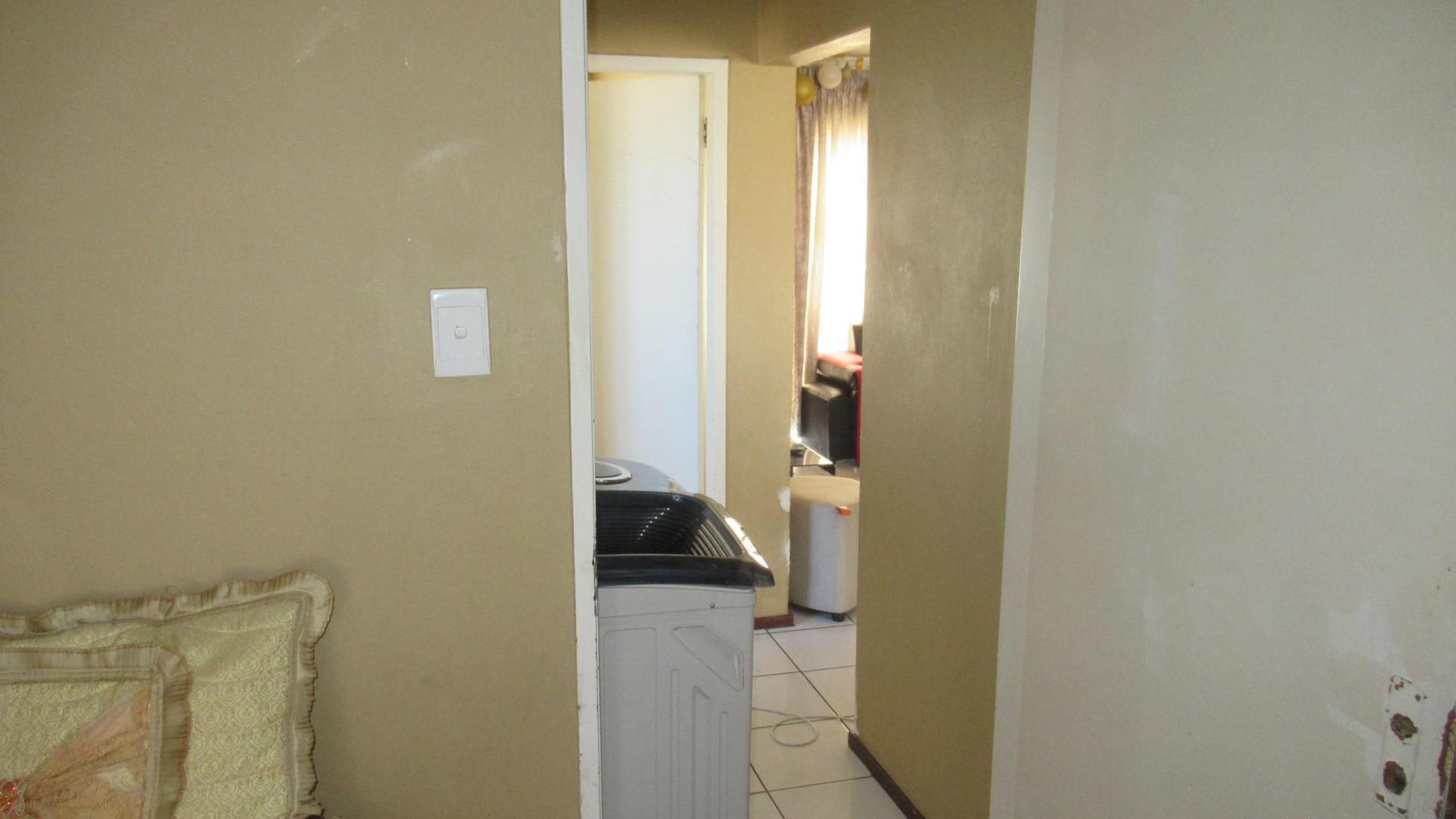 Bed Room 1 - 8 square meters of property in Kleinfontein