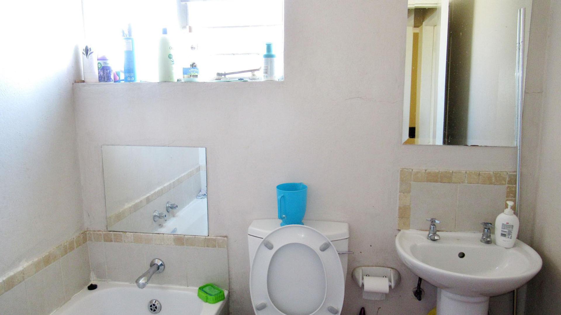 Bathroom 1 - 4 square meters of property in Kleinfontein