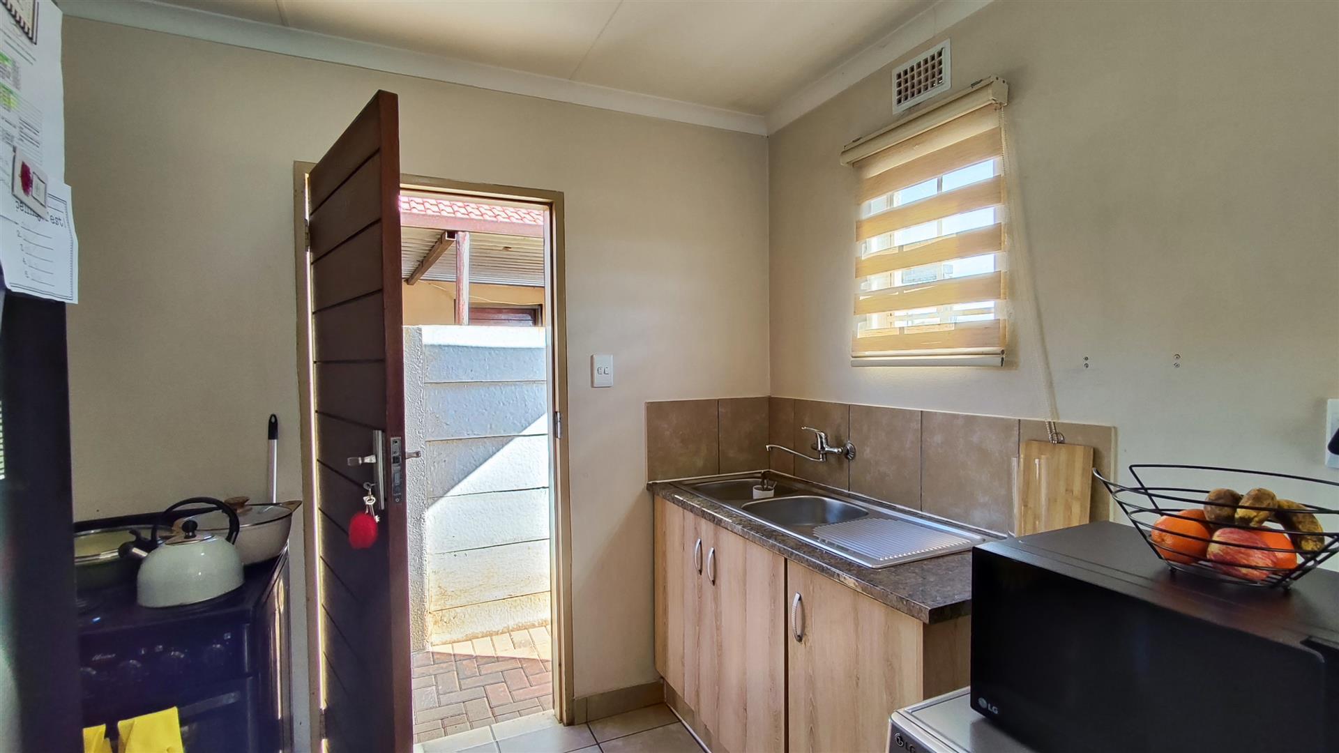 Kitchen - 6 square meters of property in Sky City