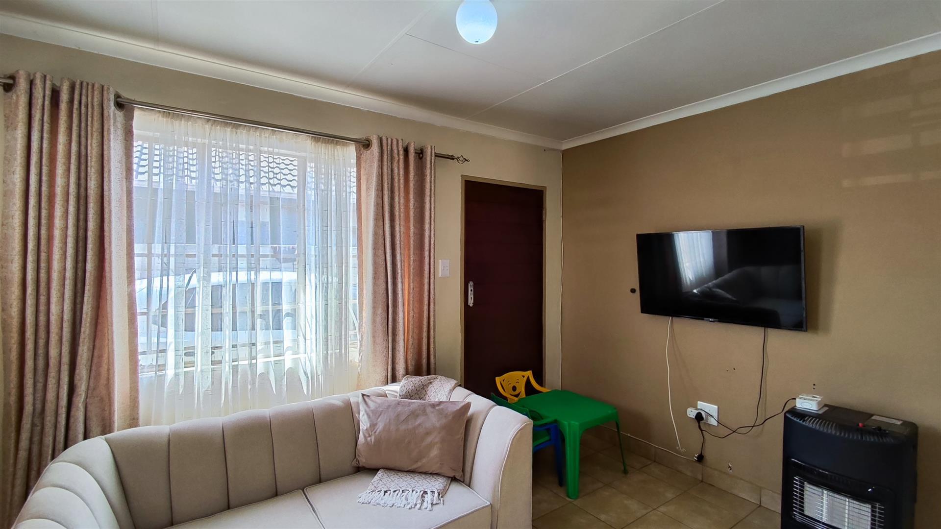 Lounges - 14 square meters of property in Sky City