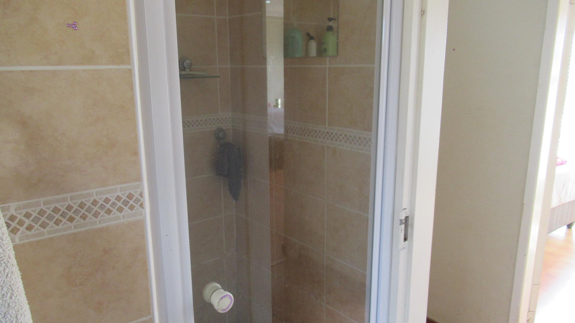 Bathroom 2 - 5 square meters of property in Driefontein