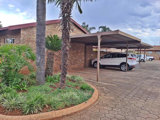 2 Bedroom Simplex for Sale For Sale in Rooihuiskraal North - MR579819