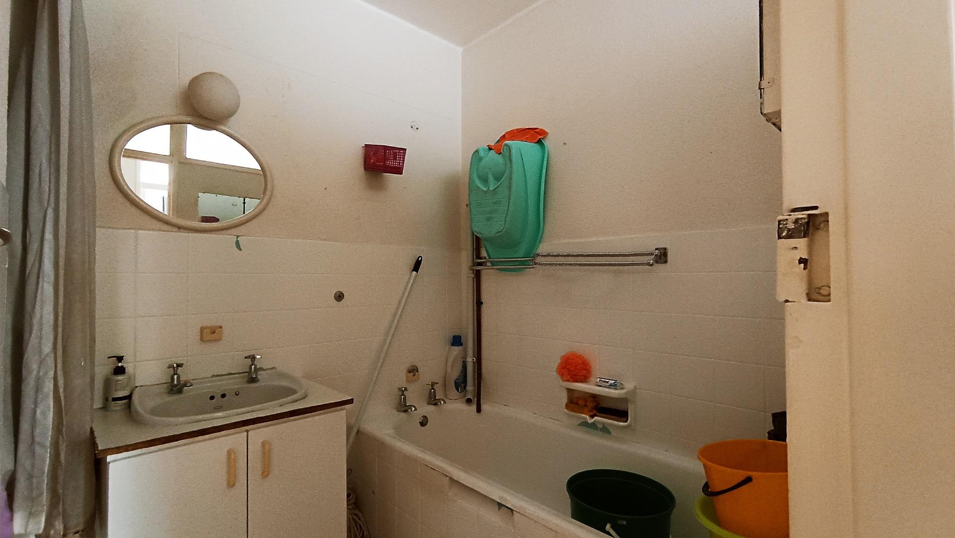 Bathroom 1 - 5 square meters of property in Bellville