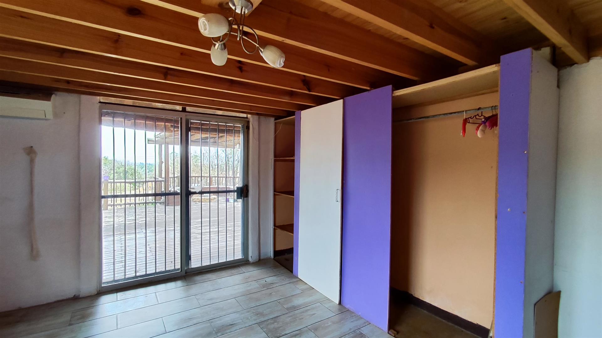 Bed Room 1 - 24 square meters of property in Vaalmarina