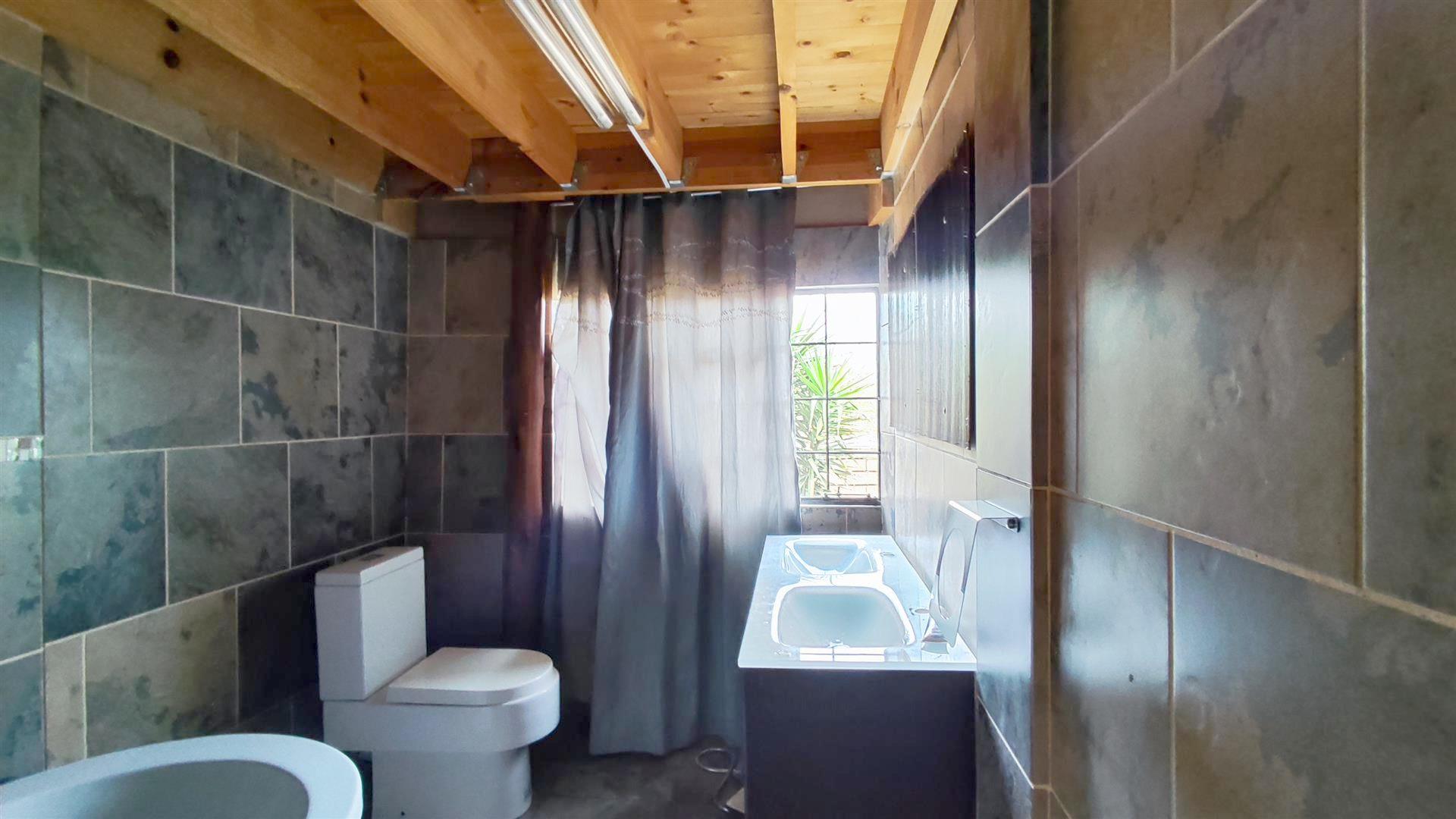 Bathroom 1 - 7 square meters of property in Vaalmarina