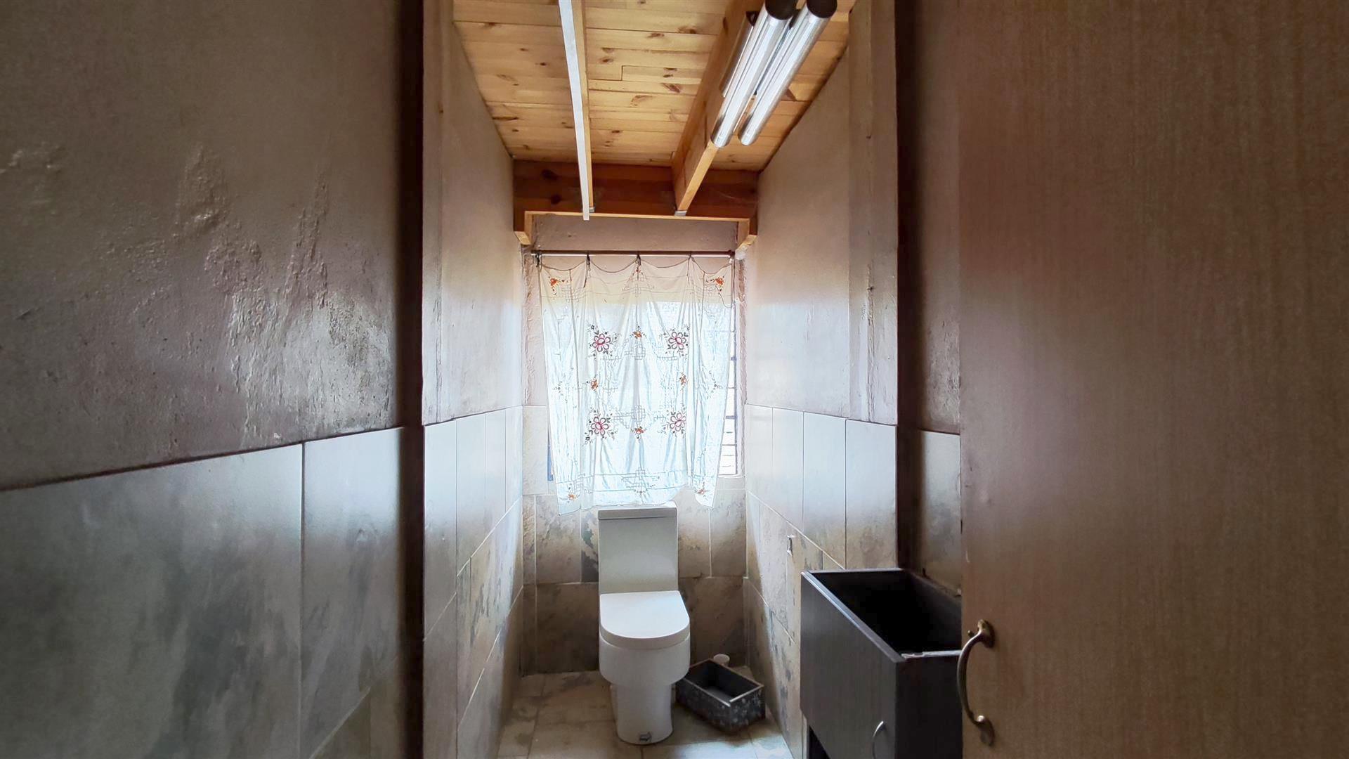 Guest Toilet - 4 square meters of property in Vaalmarina