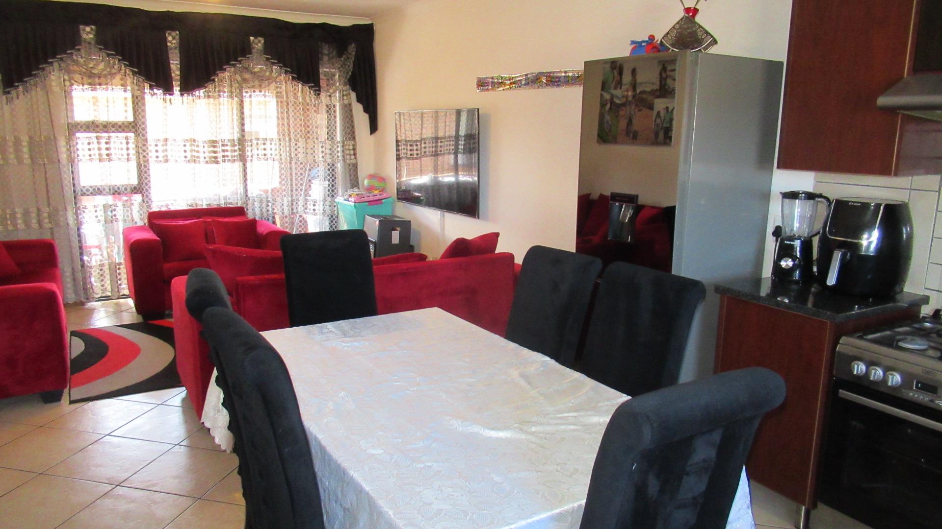 Kitchen - 11 square meters of property in Alberton