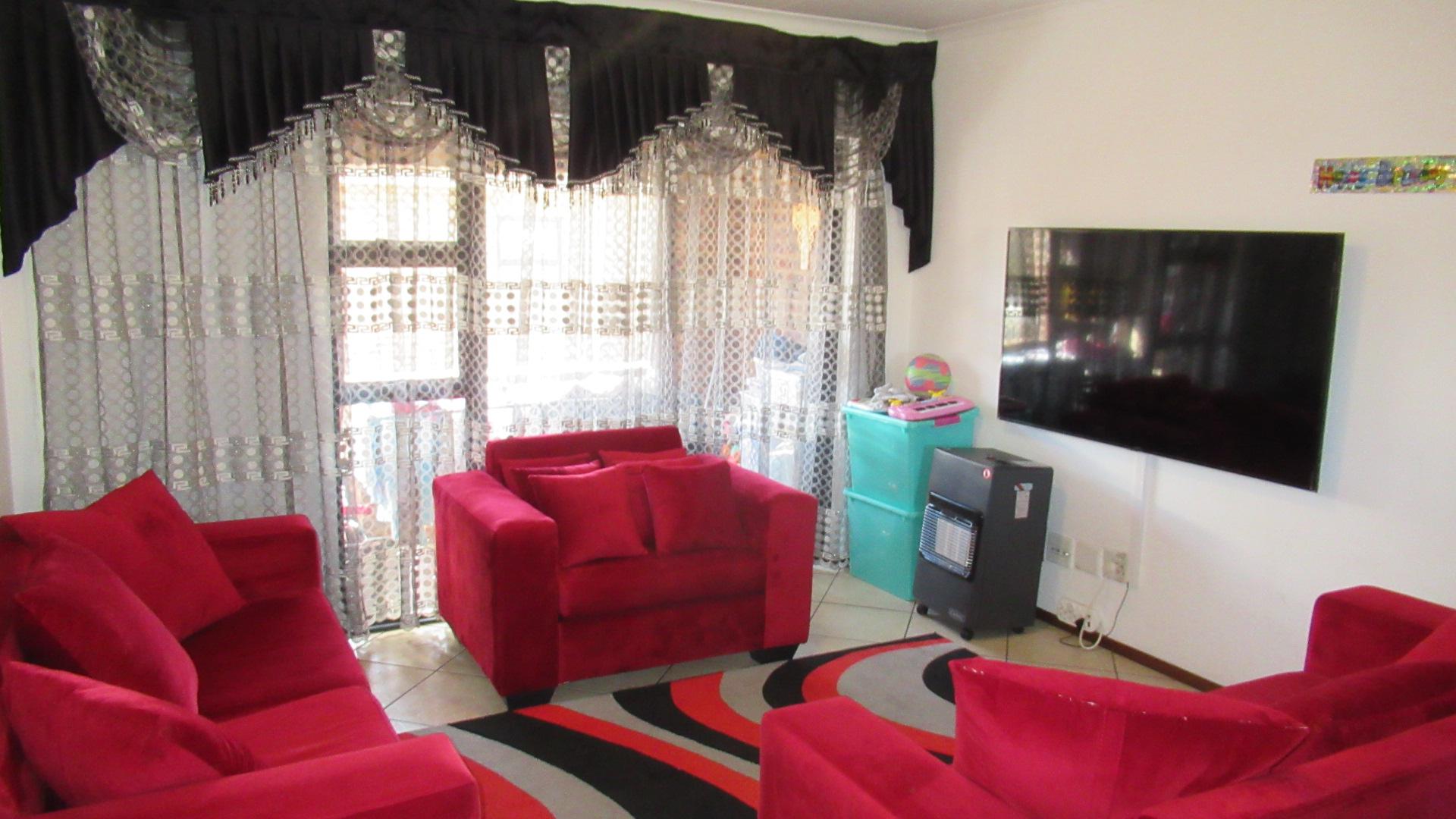 Lounges - 17 square meters of property in Alberton