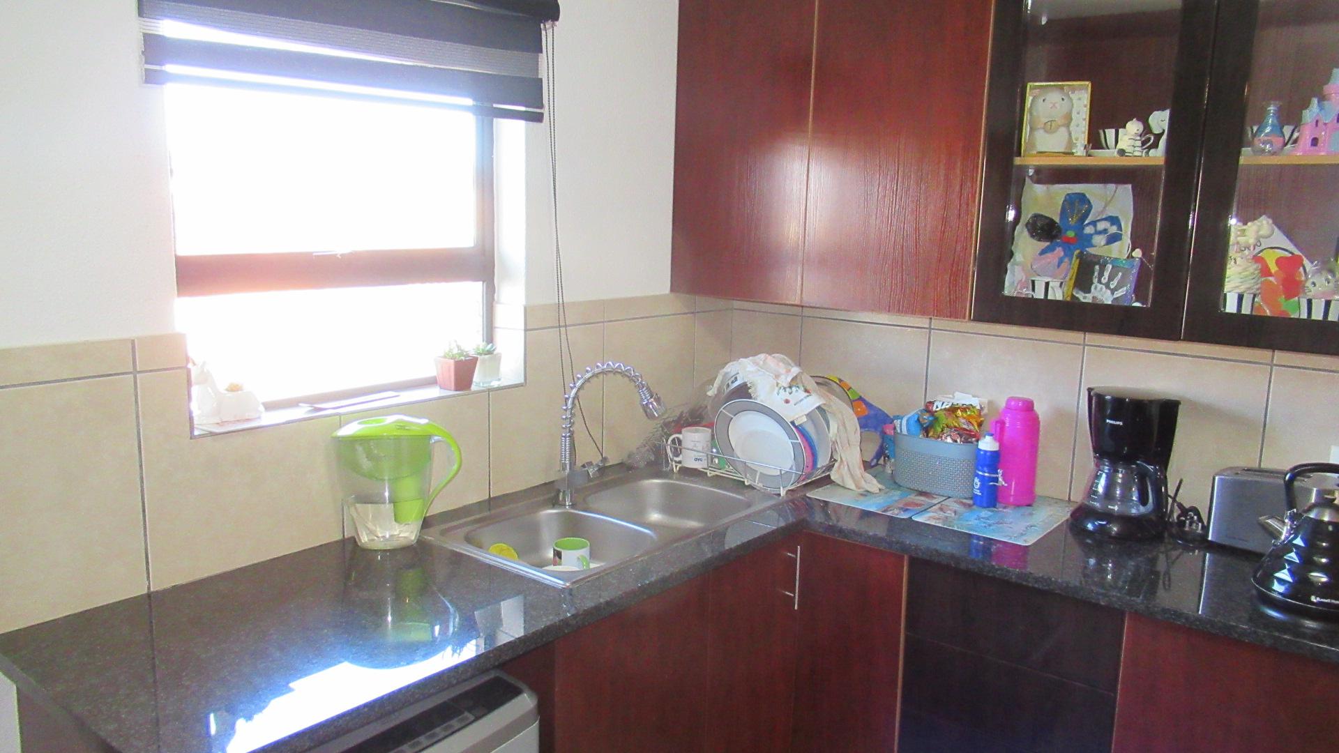 Kitchen - 11 square meters of property in Alberton