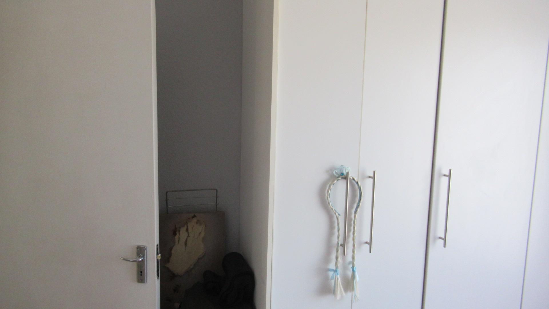 Bed Room 1 - 10 square meters of property in Alberton