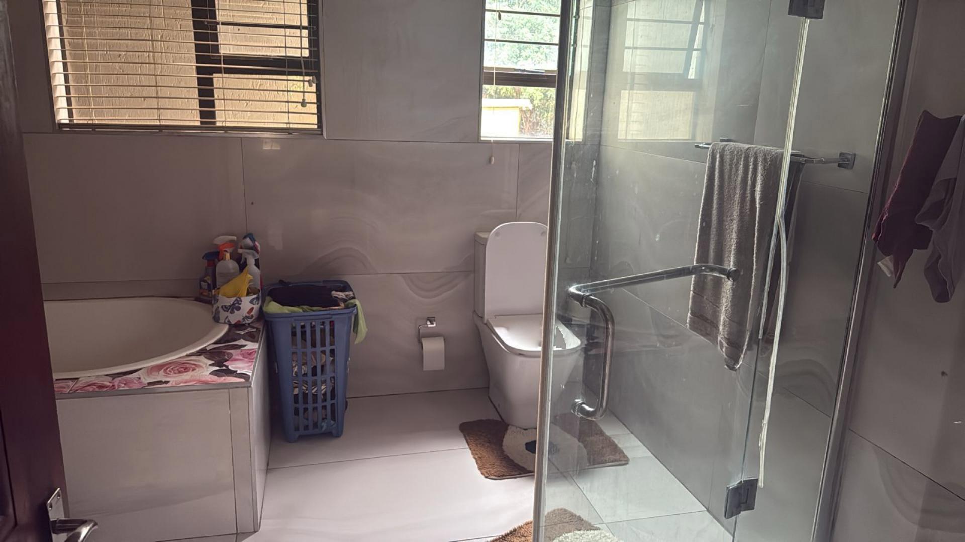Bathroom 3+ of property in Raslouw